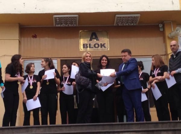 Kırıkkale İlinde Grupta Birinci Olan Kız Voleybol Takımımıza Okul Müdürümüz  Başarı Belgelerini  Vermiştir.
