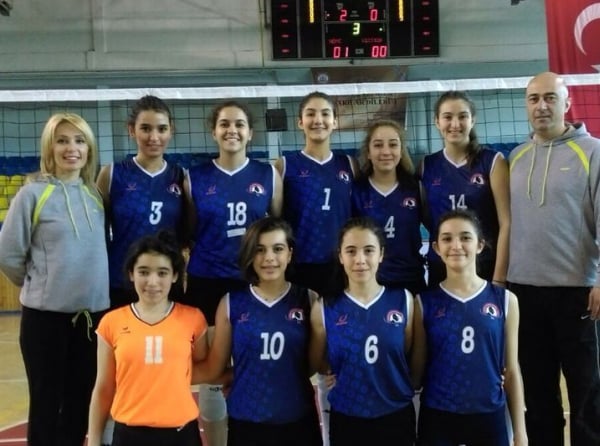 Ankara ´da Birinci Olan Kız Voleybol Takımımız Kırıkkale İlinde de Grubunda Birinci Olarak Yarı Finallere Katılmaya Hak Kazanmıştır.