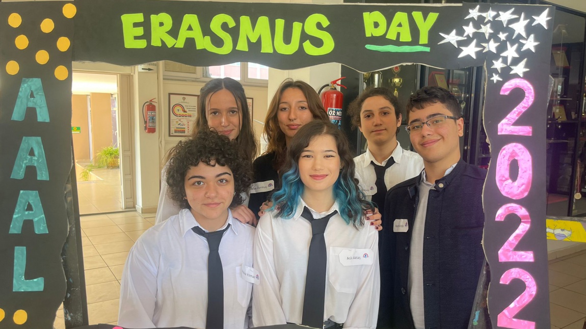 Erasmus Day Kutlamaları eTwinning Kulubü Öğrencileri Tarafından Düzenlendi.